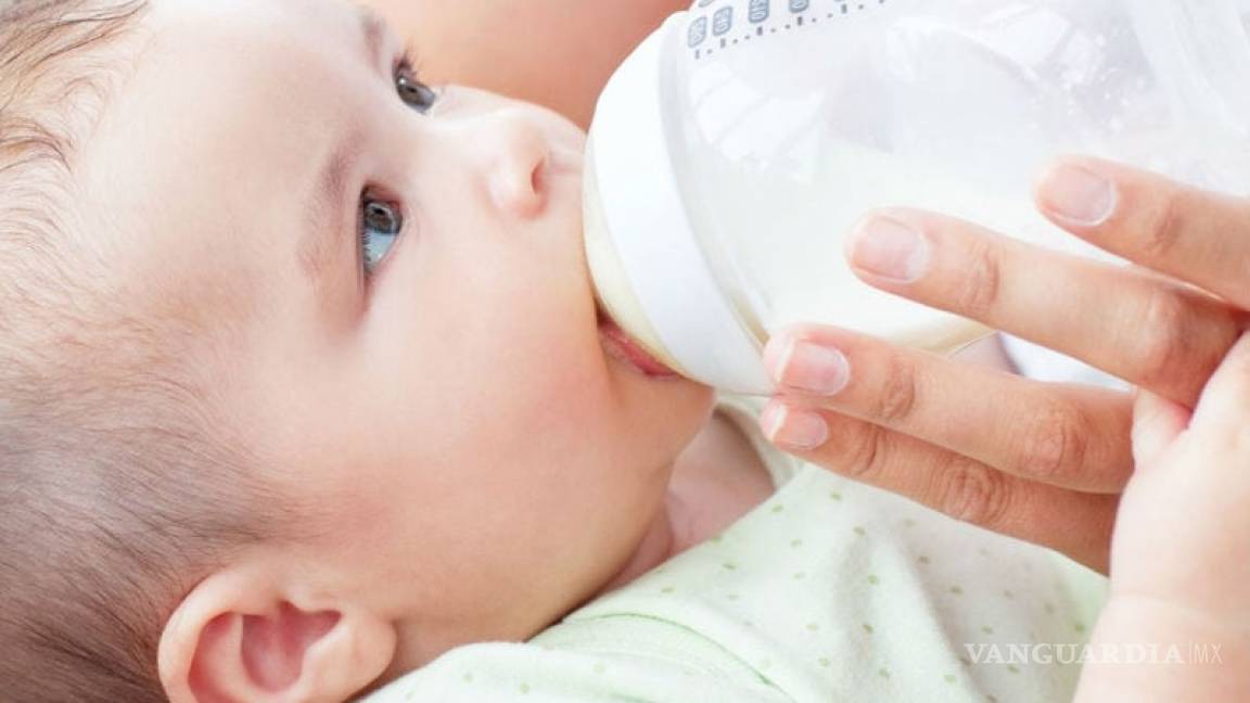 Un bebé ingiere más de un millón de microplásticos de su biberón al día, según estudio