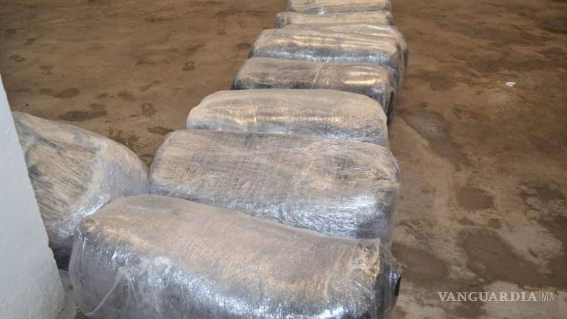 $!Paquetes de mariguana envueltos en plástico transparente localizados dentro del camarote del tractocamión durante la inspección policial.