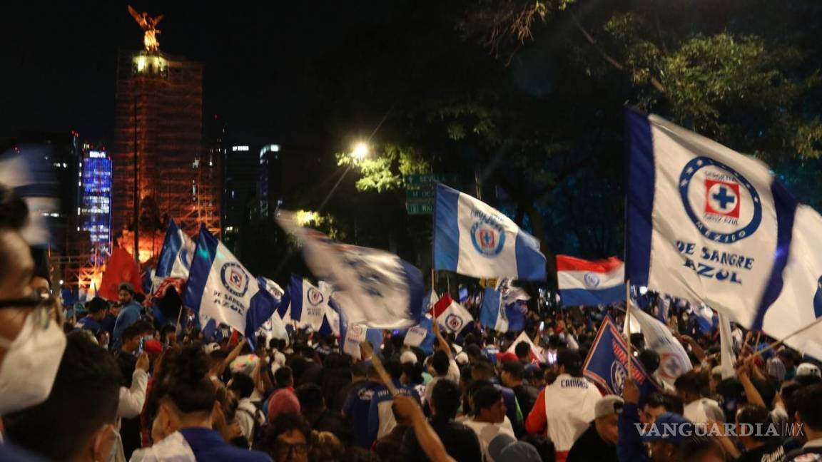 $!Después de 23 años en silencio, así celebran aficionados al campeón Cruz Azul