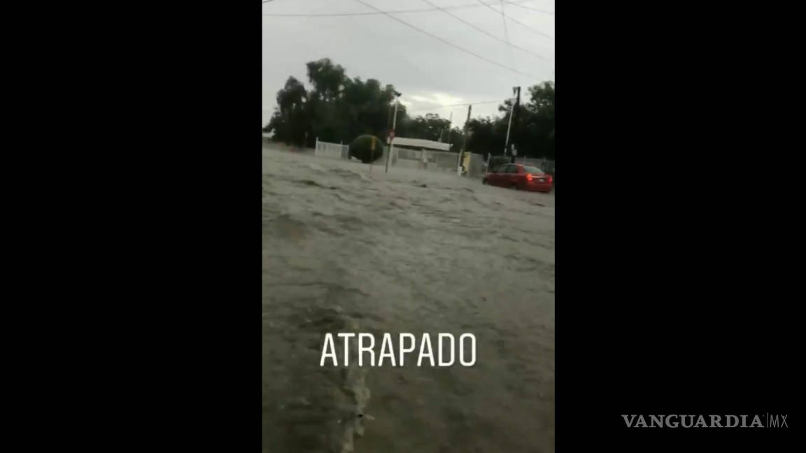 Video: conductor se queda atrapado en su vehículo en plena lluvia en Saltillo