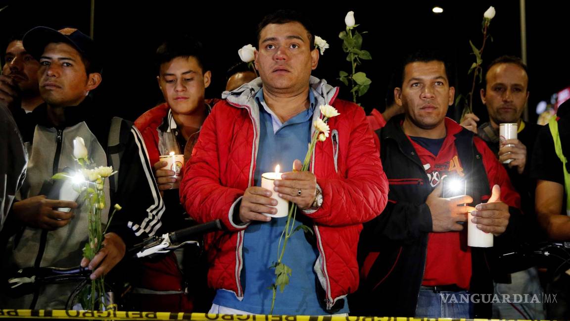 Homenajean con velas y rosas a las víctimas de atentado en Bogotá