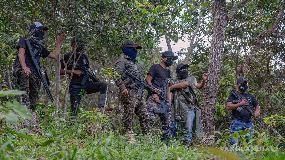 $!Fotografía de archivo fechada el 5 de noviembre de 2021 que muestra a integrantes del grupo armado de autodefensa El Machete en el municipio de Pantelho.