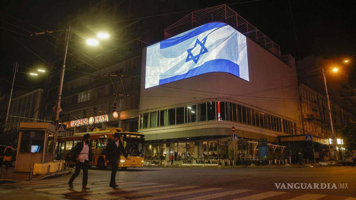 $!Banderas israelíes en pantallas publicitarias digitales en las calles de la capital ucraniana como muestra de solidaridad con el pueblo israelí.