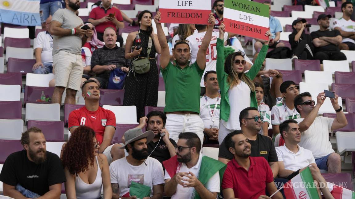 $!Protestas para la libertad de las mujeres por fanáticos del equipo iraní en el Mundial de Qatar 2022.