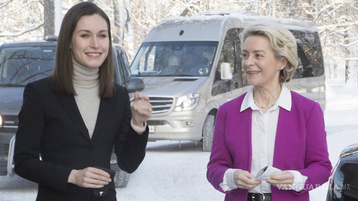 $!La presidenta de la Comisión Europea Von der Leyen junto a la primera ministra finlandesa Sanna Marin, la más joven en llegar al cargo, a los 34 años en Helsinki.