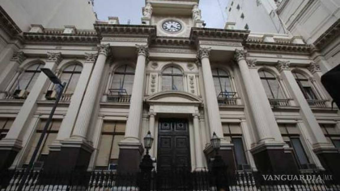 La desconfianza apura la retirada de dólares de los bancos en Argentina