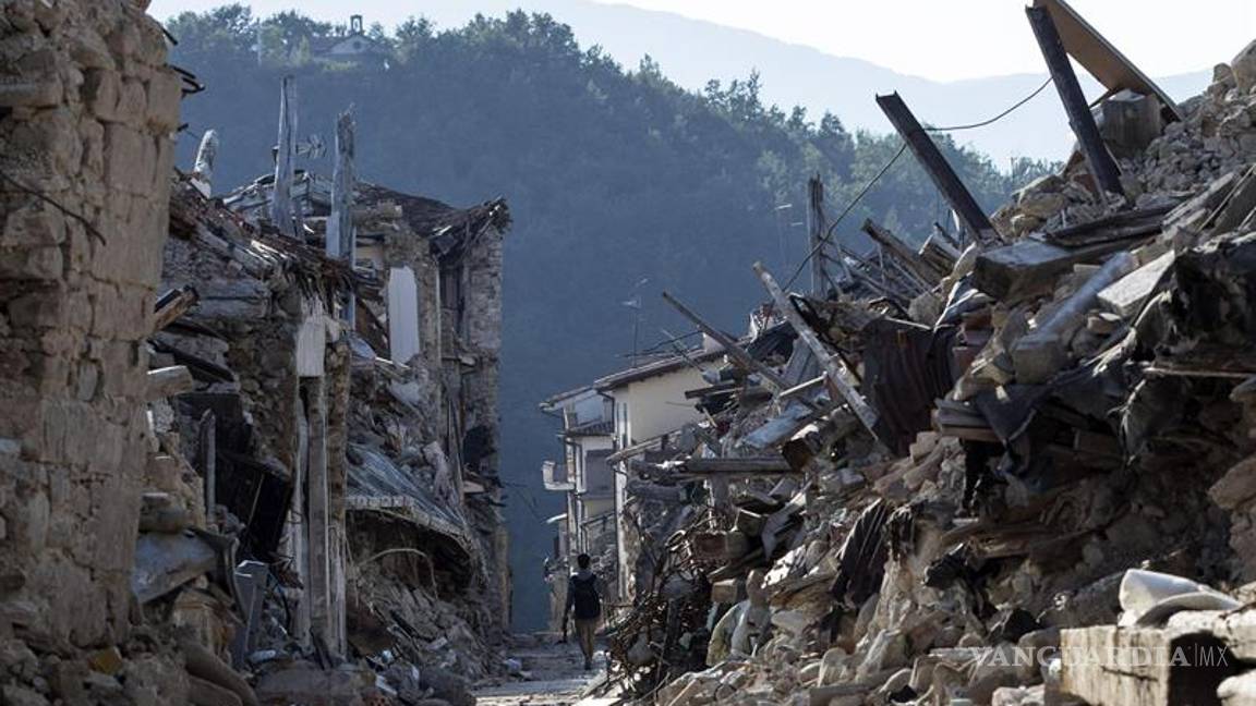 $!Cuando se cumple un año del sismo, Amatrice sigue destruida
