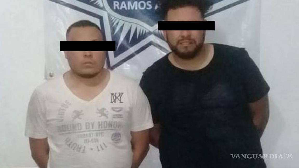 $!Atrapan a dos en auto por narcomenudeo