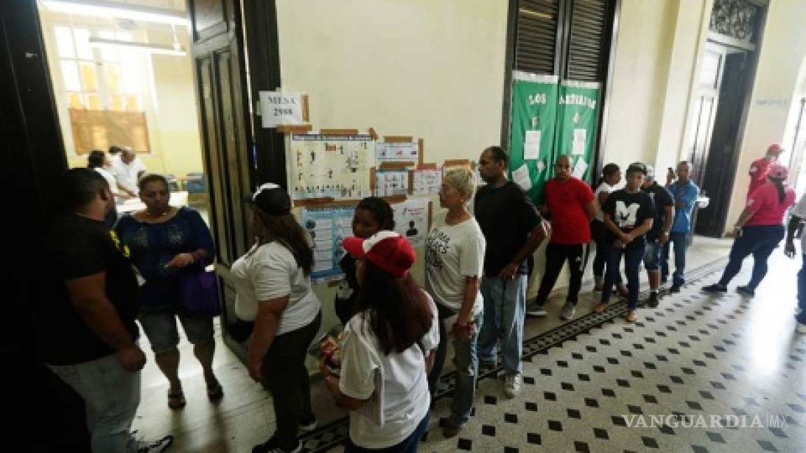 Panameños votan para elegir presidente