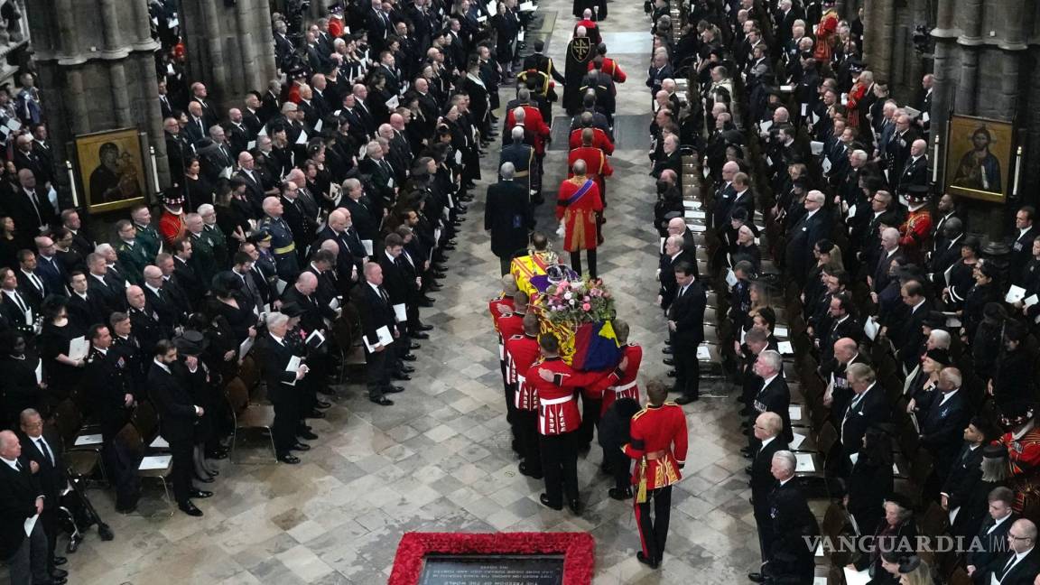 $!El ataúd de la reina Isabel II es llevado a la Abadía de Westminster para su funeral en el centro de Londres.