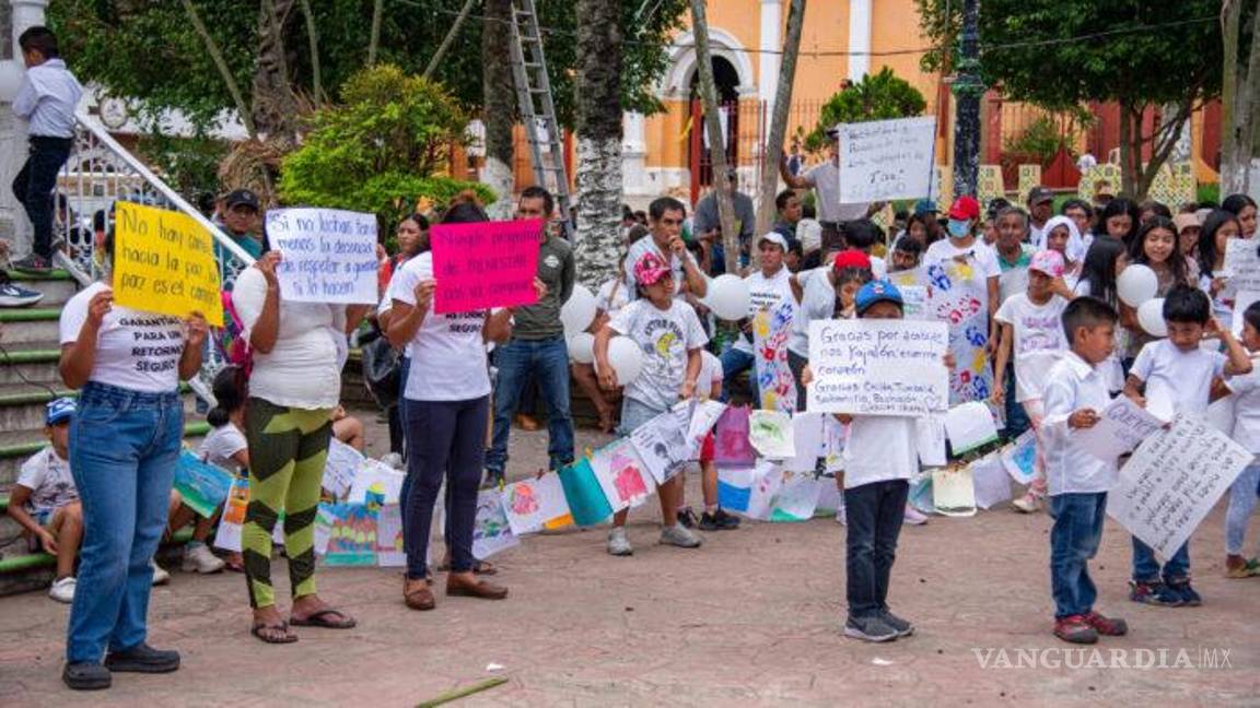 $!A poco más de dos semanas de haber huido de Tila, los pobladores salieron a las calles para visibilizar la situación de emergencia que viven