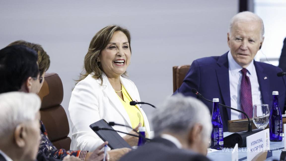 Entrega Biden presidencia de la APEC a Dina Boluarte, presidenta de Perú, en clausura de cumbre