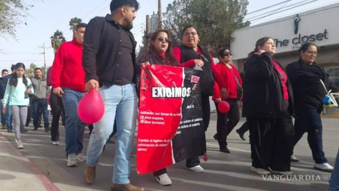 Maestros de Piedras Negras protestan contra reforma al ISSSTE