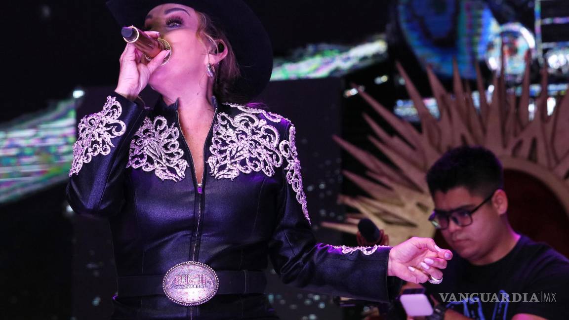 $!Alicia Villarreal pone a bailar a los saltillenses