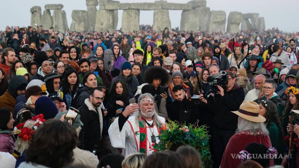 Así celebran miles de personas el Solsticio de Verano en Stonehenge (fotos)