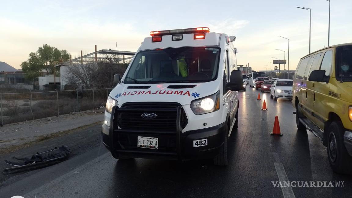 Trailero provoca caos vial y huye, en la carretera Monterrey-Saltillo