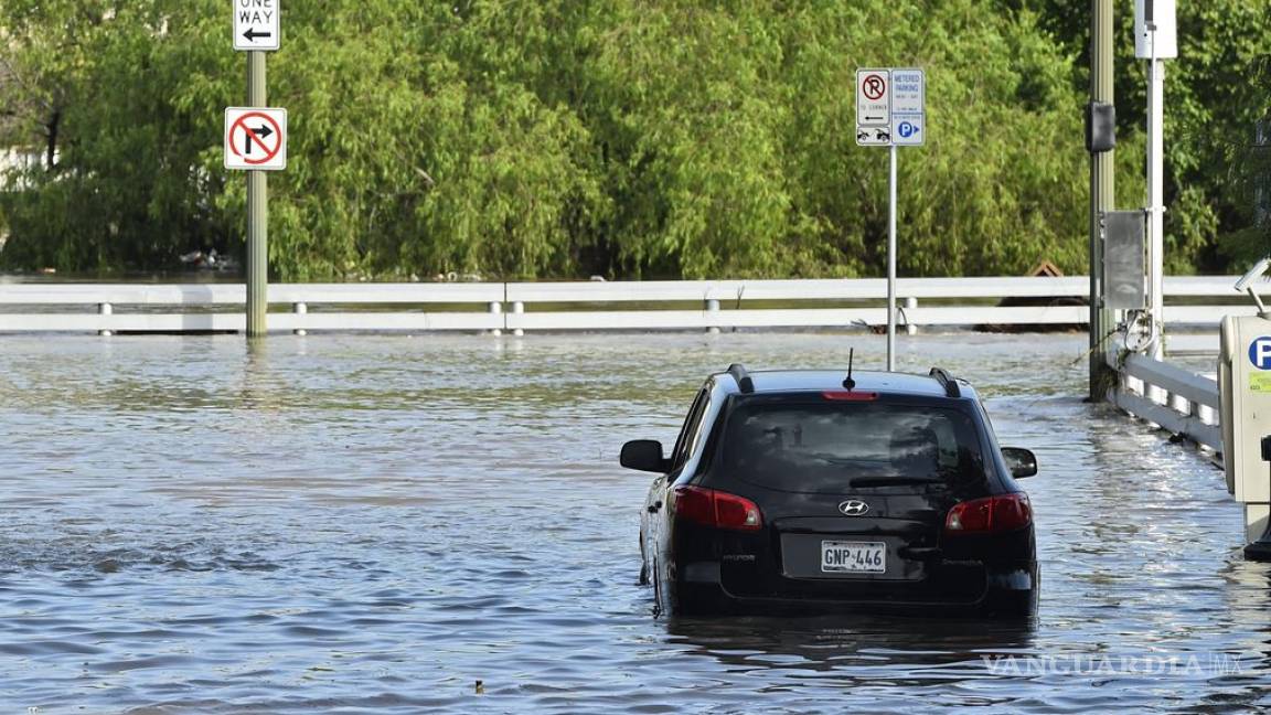 Colapsa dique en Houston y alertan a la población a evacuar de emergencia