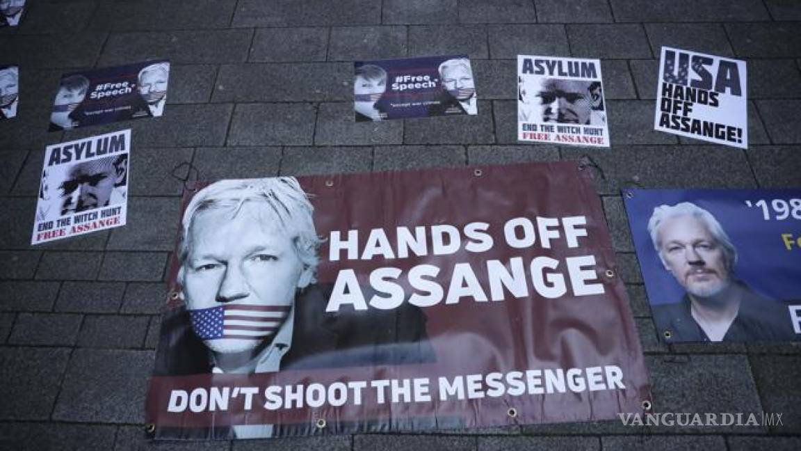 Se presenta Julian Assange ante Justicia británica con problemas para hablar