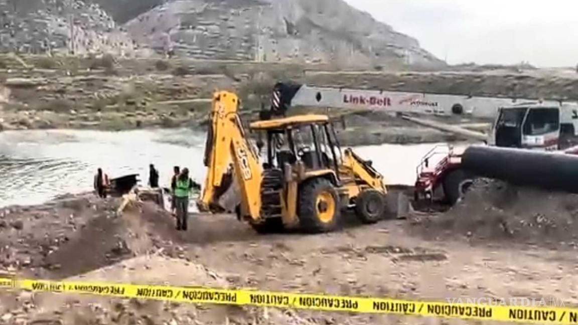 $!Equipos de rescate y autoridades se congregaron cerca del puente La Comarca, donde ocurrió el trágico suceso del operador de la retroexcavadora.