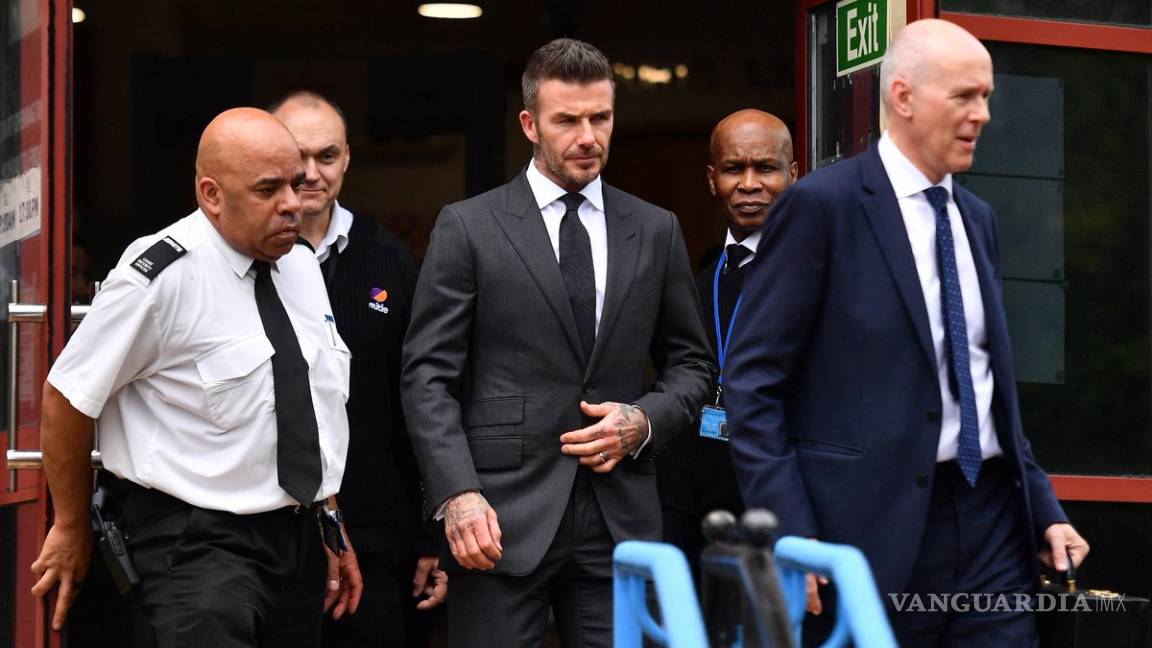 David Beckham no podrá conducir en seis meses por usar el celular al manejar
