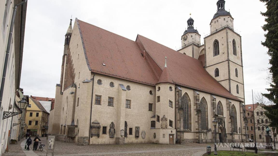 $!La gente camina junto a la Stadtkirche, la iglesia de la ciudad, en Wittenberg, Alemania. La iglesia contiene una escultura llamada “Judensau” o “cerdo judío.