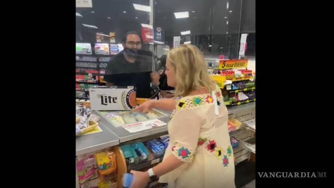 Mujer escupe en el mostrador de una tienda, se negó a usar mascarilla