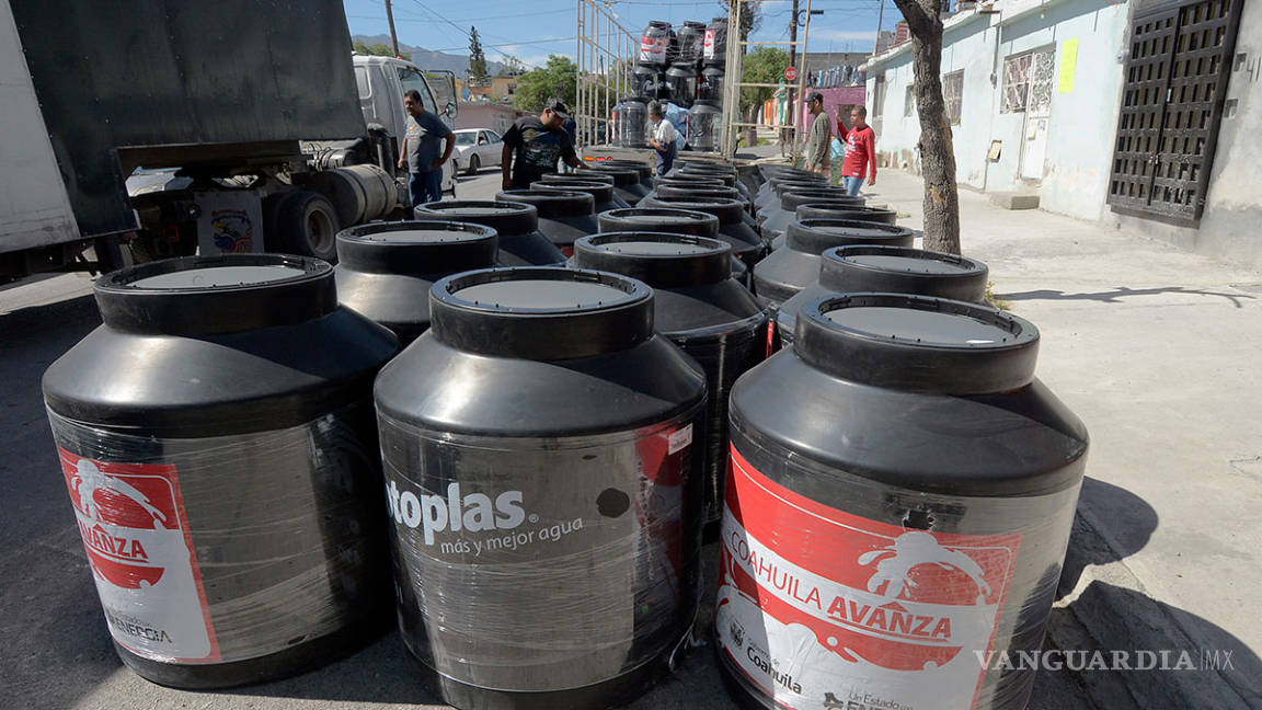 Entregan más de 90 tinacos en la colonia Centenario de Saltillo