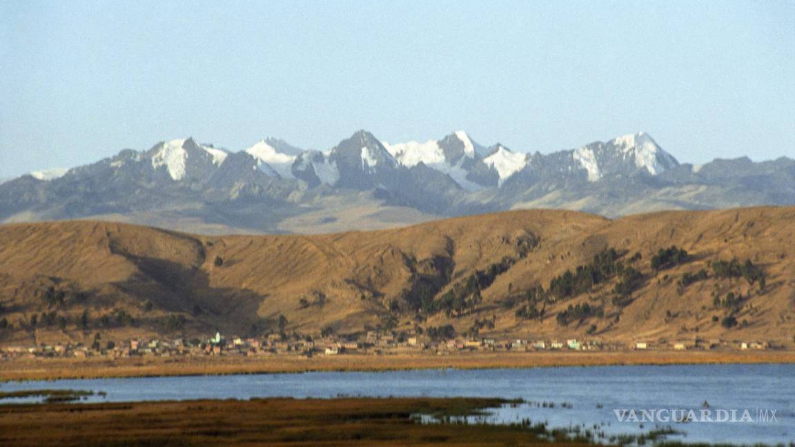 $!Imagen del Lago Titicaca junto a la Cordillera Andina, en Bolivia. EFE/Manuel P. Barriopedro