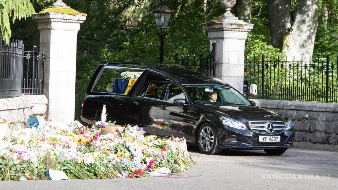 $!El viaje solemne del domingo por Escocia se produjo cuando el hijo mayor de la reina fue proclamado formalmente nuevo monarca.