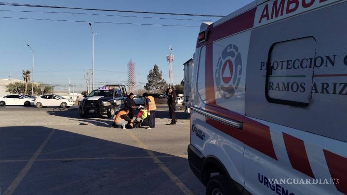 $!Paramédicos valoraron al lesionado en el sitio para determinar la gravedad de sus lesiones