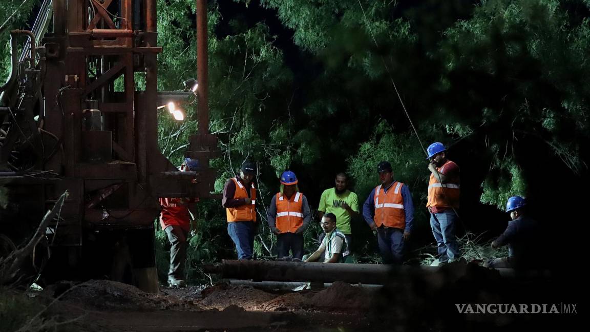 $!Varios trabajadores laboran en la zona donde se encuentran 10 mineros atrapados en el municipio de Sabinas, estado de Coahuila (México).