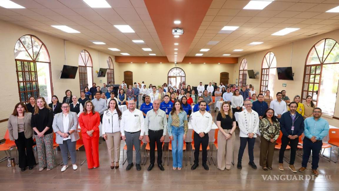 $!Paola Rodríguez encabezó la jornada inaugural, en donde se abordó el tema de la salud mental.