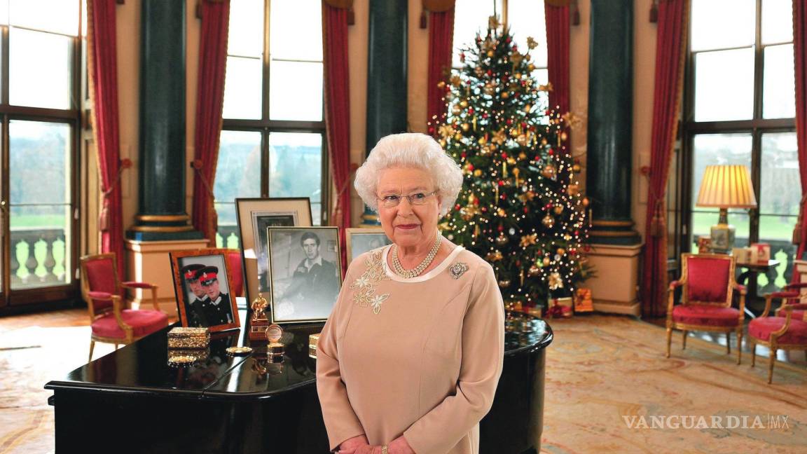 $!Imagen del lunes 22 de diciembre de 2008, la reina Isabel II en el Palacio de Buckingham después de grabar su mensaje del día de Navidad.