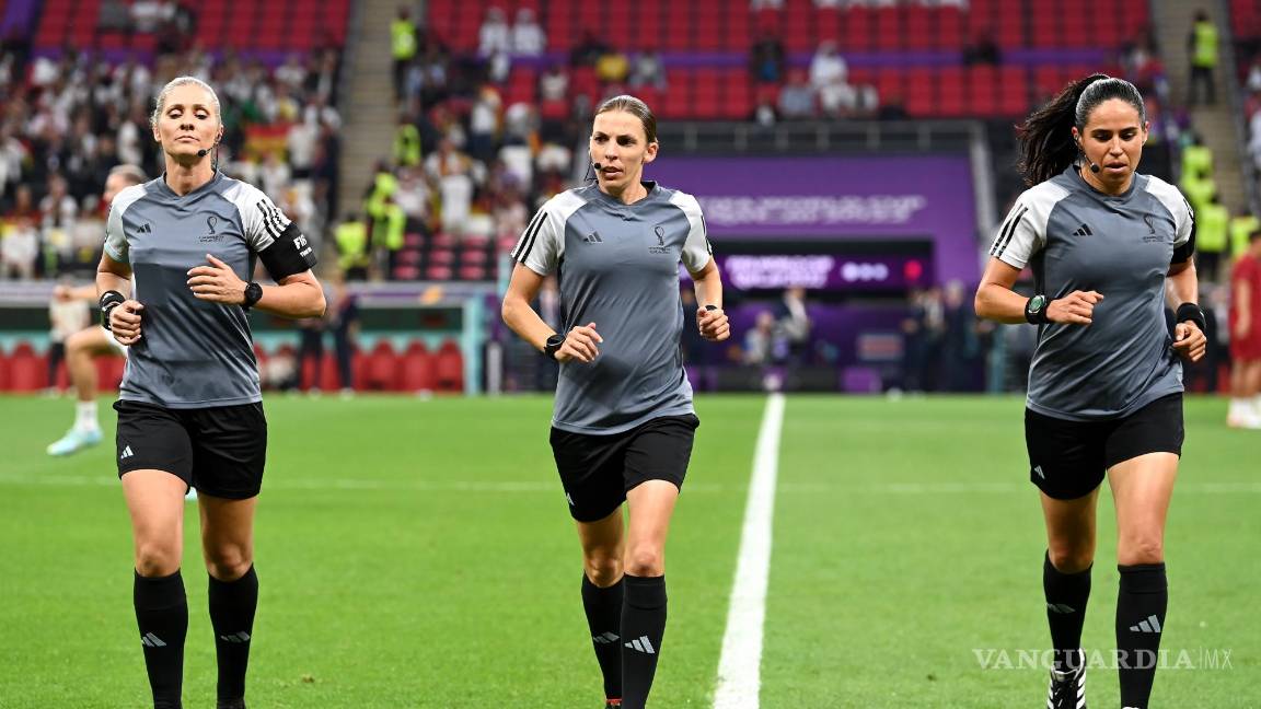 $!Stephanie Frappart (c), Karen Diaz Medina (d) y Neuza Ines Back (i) en sesión de calentamiento.