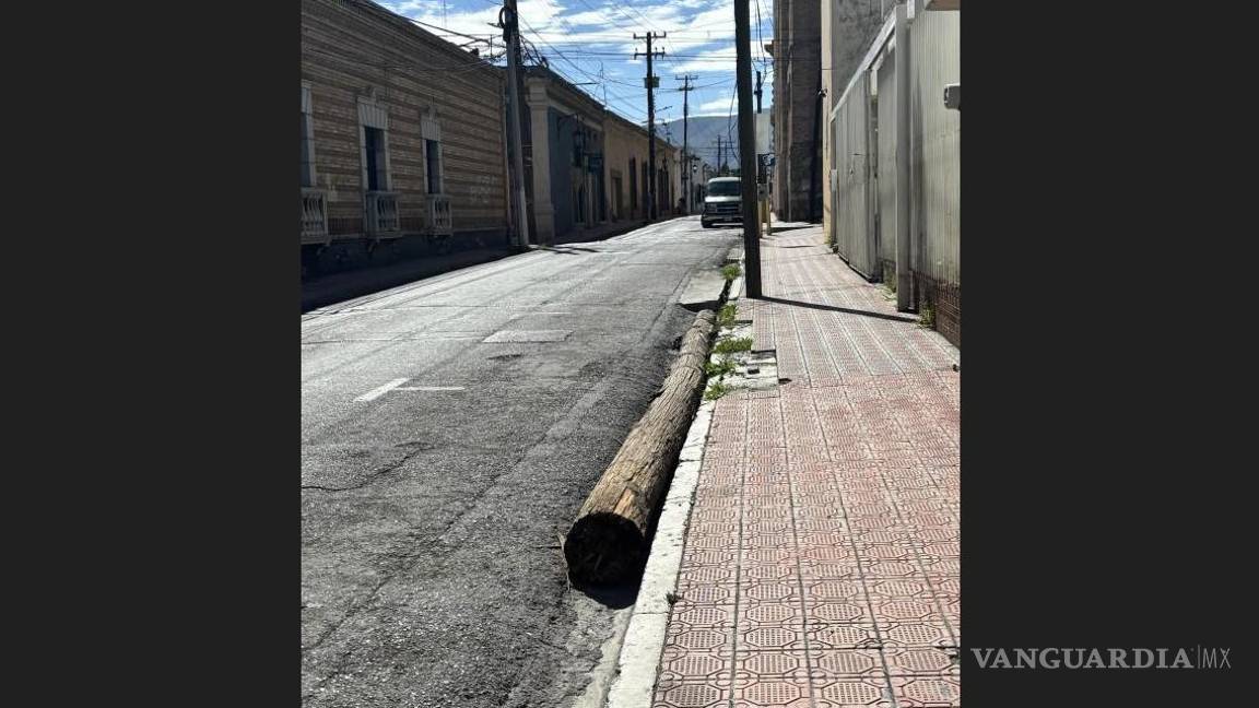 $!El poste se les “olvidó” a los trabajadores de la CFE.