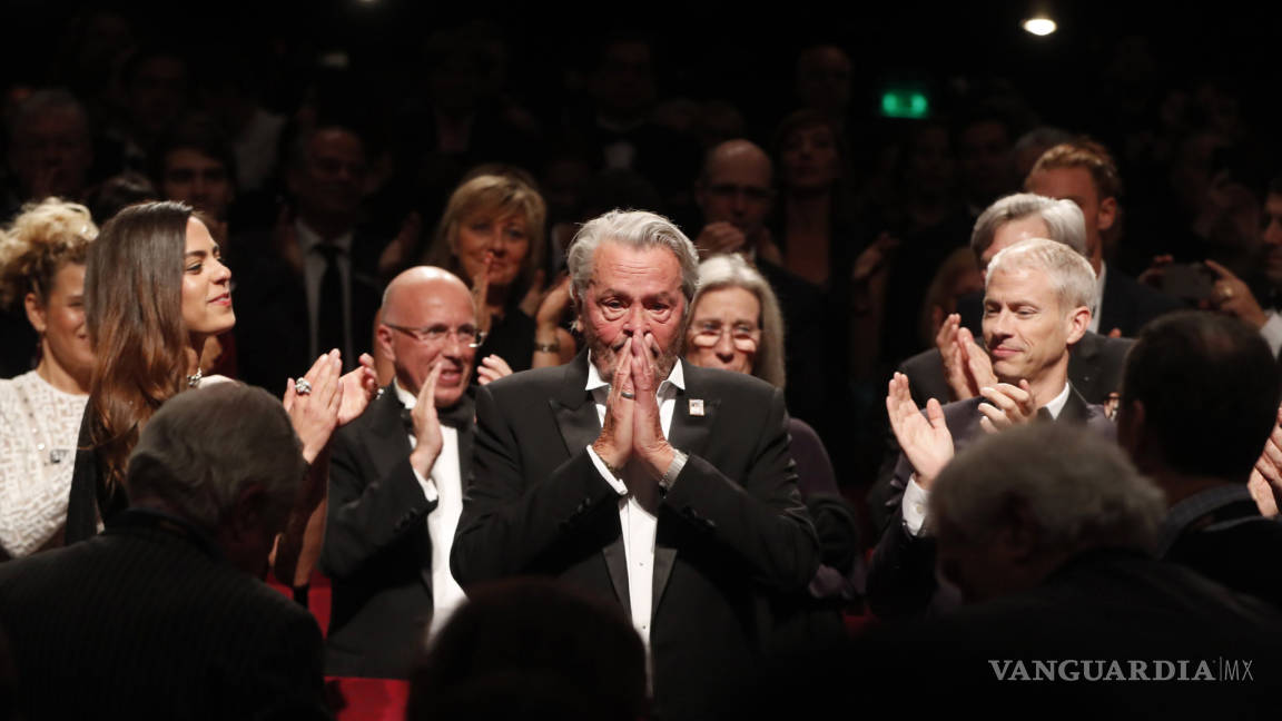 Alain Delon llora tras recibir la Palma de Oro de honor de Cannes