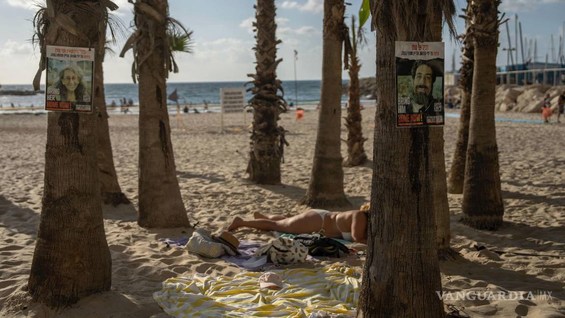 $!Carteles pidiendo la liberación de los rehenes en Gaza, en palmeras en una playa de Tel Aviv, Israel, el 14 de septiembre de 2024.