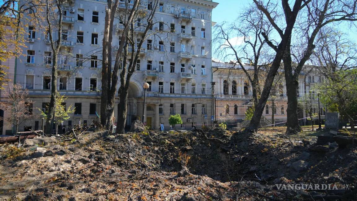 $!Un cráter creado por una explosión después de un ataque ruso en Kiev, Ucrania.