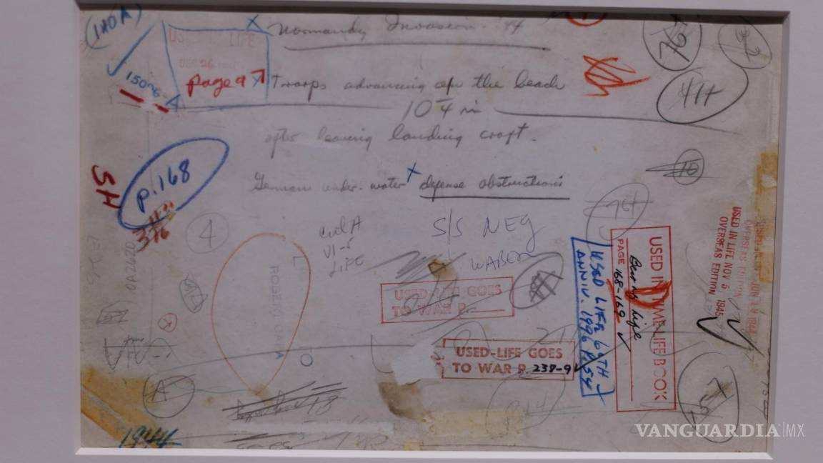 $!Notas escritas a mano en el reverso de ‘Normandy Invasion on D-Day: Soldier Advancing in the Surf’, del fotógrafo de Life Magazine Robert Cape.