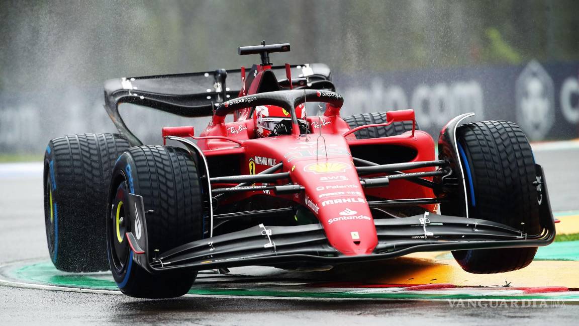 $!Charles Leclerc, de la Scuderia Ferrari, frena en la pista mojada durante la primera sesión de práctica en el Autodromo Internazionale Enzo e Dino Ferrari en Imola.