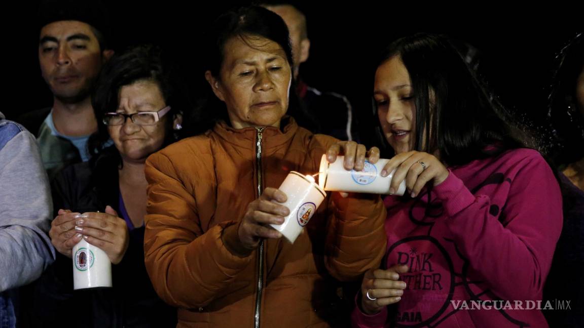 $!Homenajean con velas y rosas a las víctimas de atentado en Bogotá