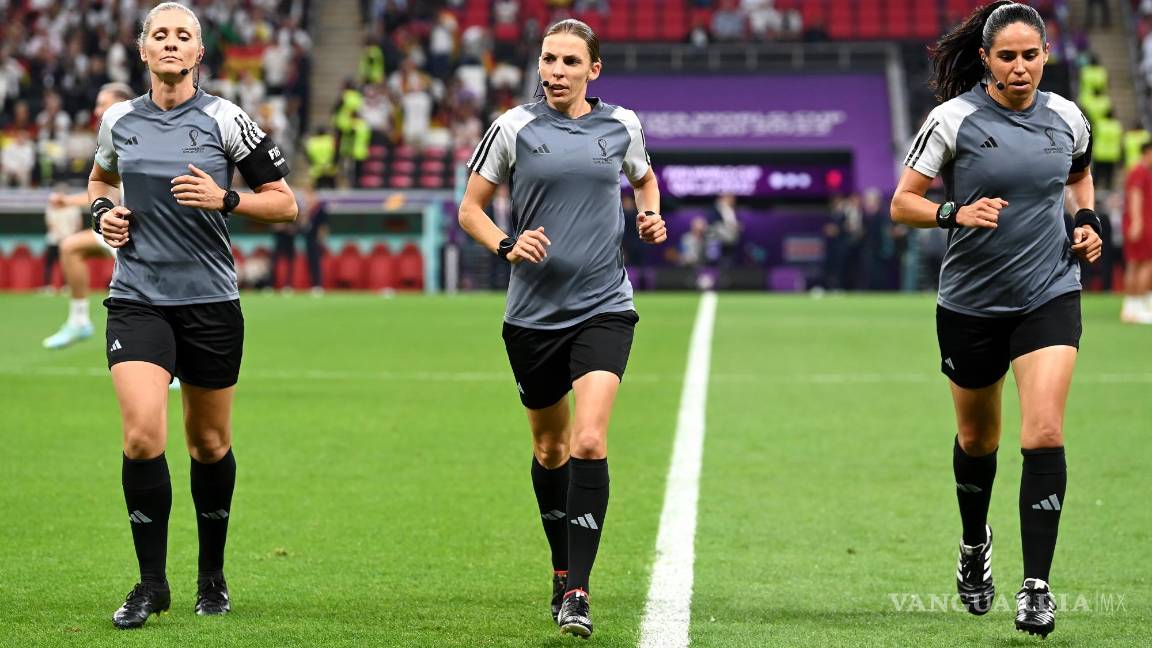 $!Stephanie Frappart (c), Karen Diaz Medina (d) y Neuza Ines Back (i) en sesión de calentamiento.