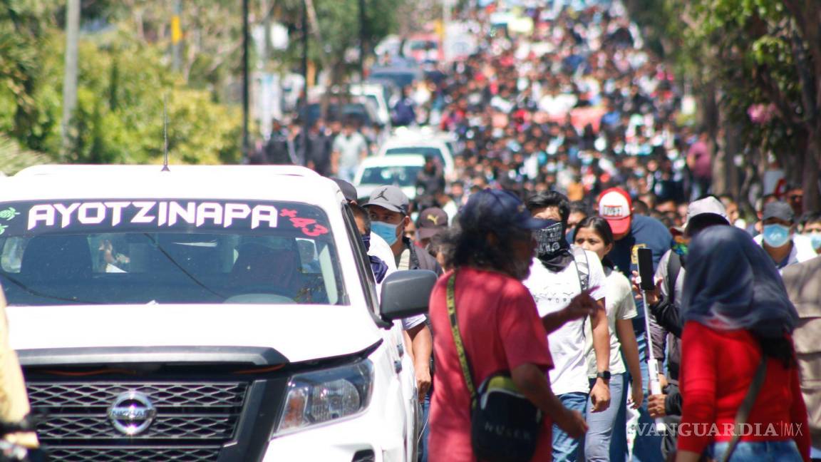 ¡Sexta manifestación en la semana! Normalistas de Ayotzinapa organizaron ‘megamarcha’