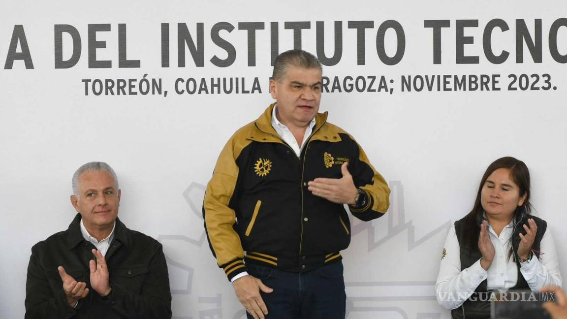 $!Miguel Riquelme recibió como obsequio una chamarra de los “Gatos Negros”.