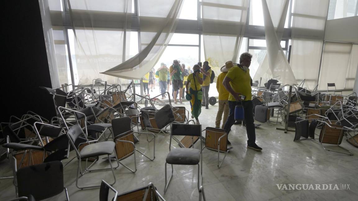 $!Manifestantes, simpatizantes del expresidente brasileño Jair Bolsonaro, asaltan el edificio del Congreso Nacional en Brasilia, Brasil.