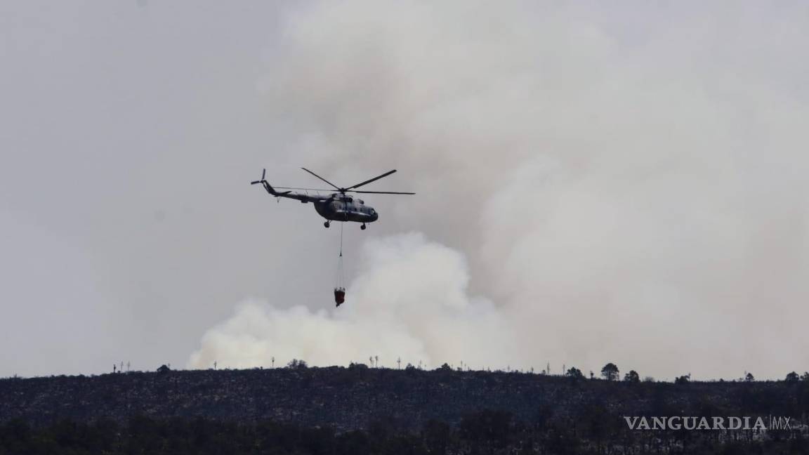 $!Descarga helicóptero de la Sedena más de 2 mil 500 litros de agua sobre el fuego en Cañón de San Lorenzo.