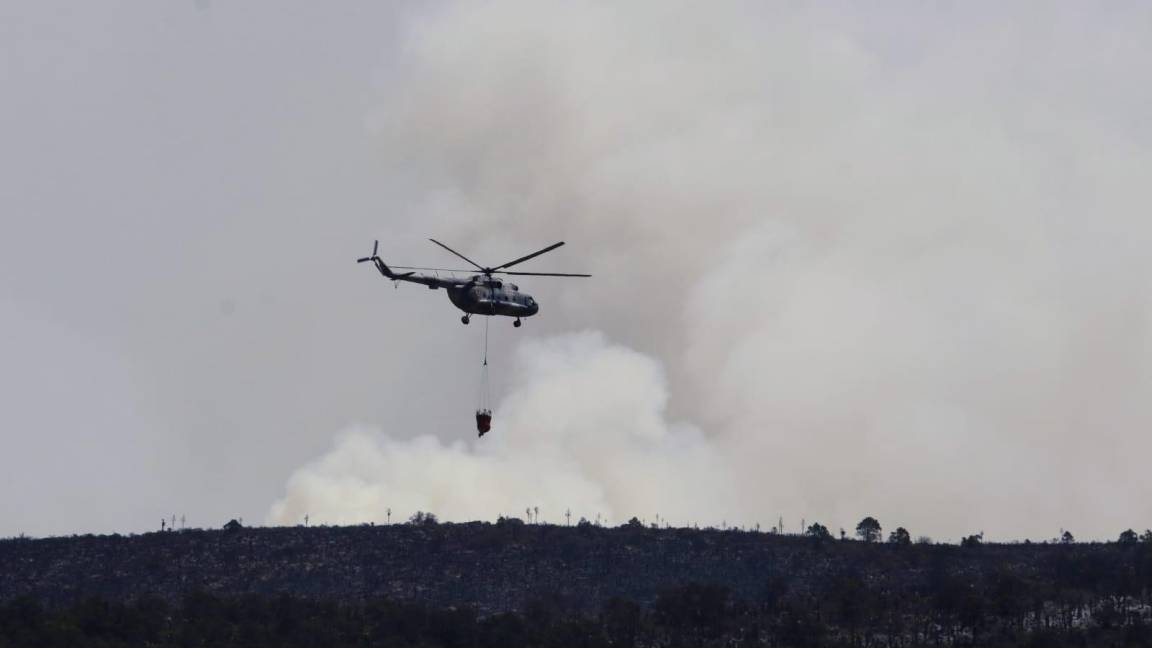 $!Descarga helicóptero de la Sedena más de 2 mil 500 litros de agua sobre el fuego en Cañón de San Lorenzo.