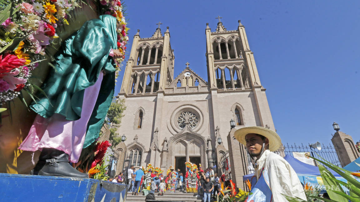 La clase trabajadora demuestra su fe, peregrinando dos horas para ver a la Virgen de Guadalupe en Saltillo