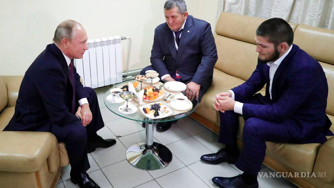 $!Khabib corta el pan con el polémico dictador de Chechenia en club ruso de peleas