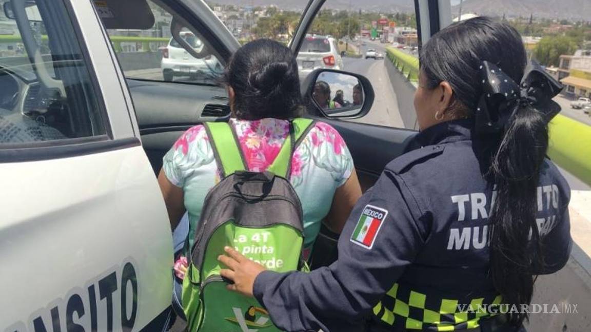 $!Oficiales de Tránsito y Auxilio Vial actuaron con rapidez para evitar una tragedia en El Sarape.